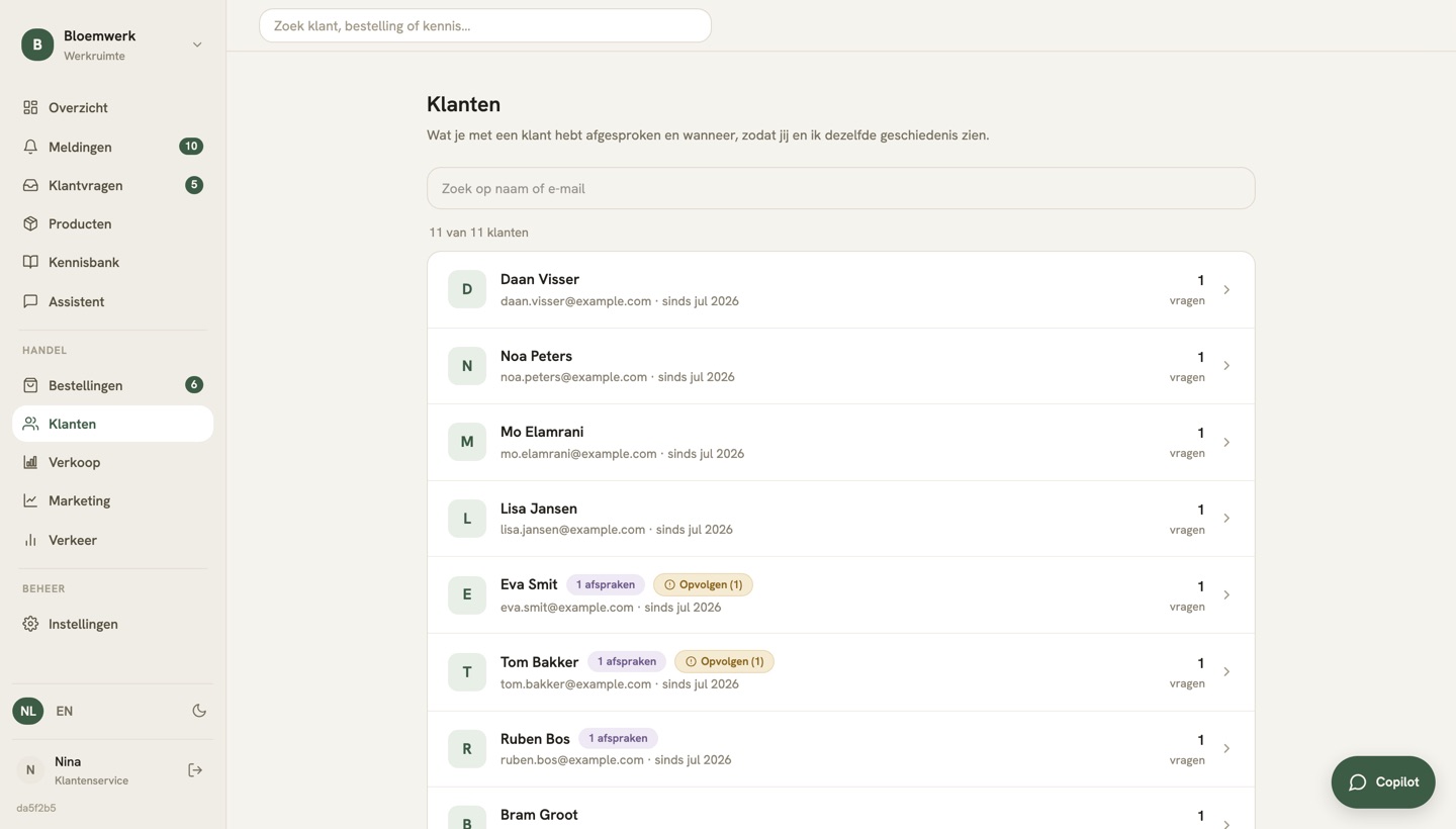 De klantpagina in de app: per klant de openstaande afspraken en de geschiedenis over alle kanalen. Opname uit de app met voorbeelddata; klanten staan op example.com.