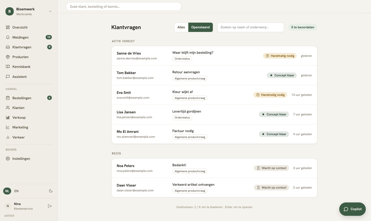 De wachtrij met klantvragen: per vraag de status, het kanaal en of er al een concept klaarstaat. Opname uit de app met voorbeelddata.